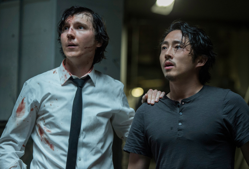 The animal rights activists Jay (Paul Dano) and K (Steven Yuen)